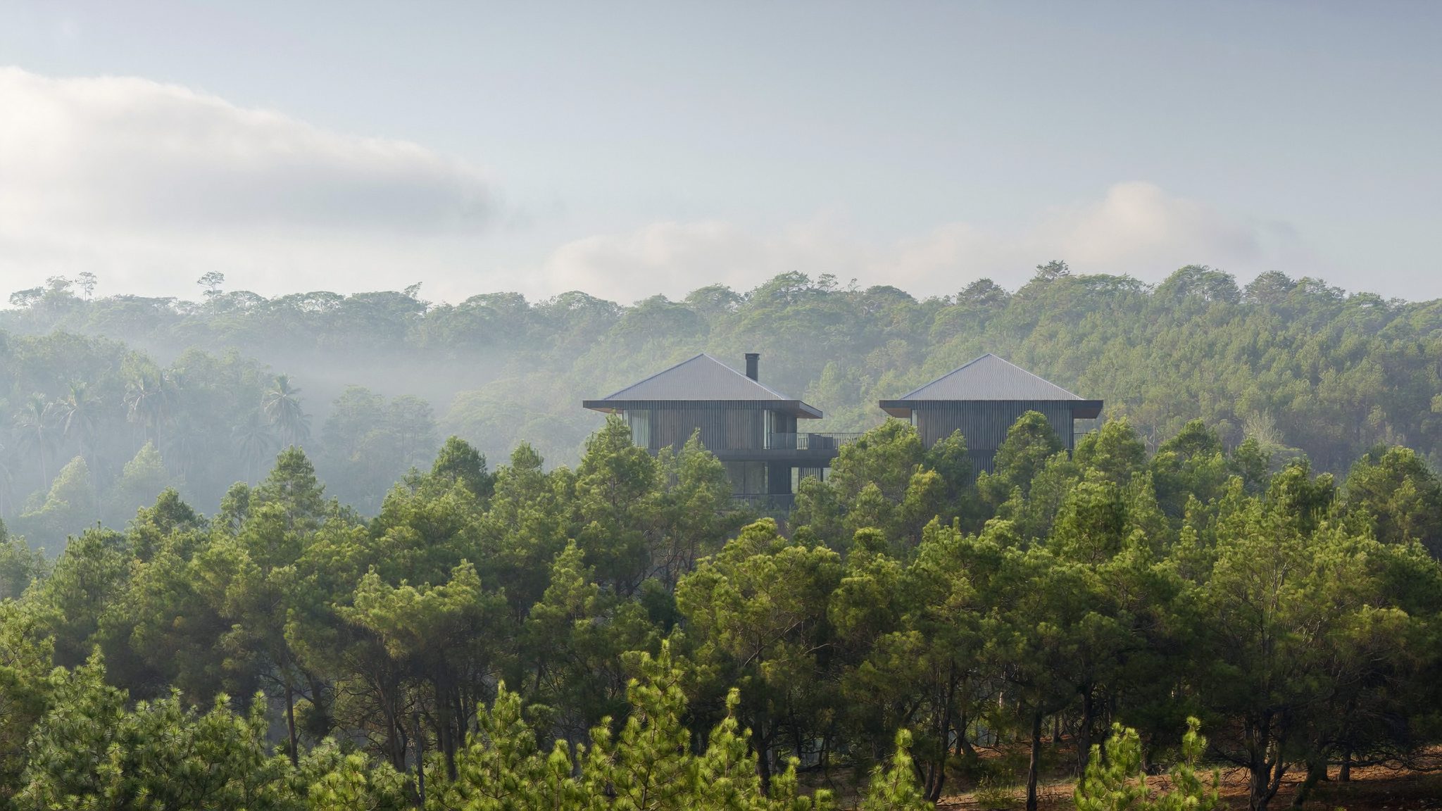 Rumah di lereng perbukitan Bandung diselimuti kabut pagi